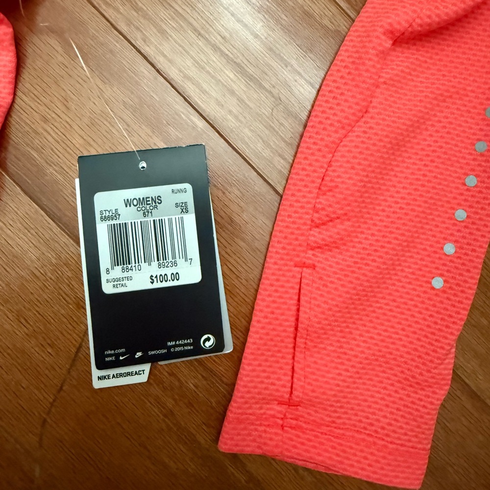 Nike Top - Picture 2 of 2